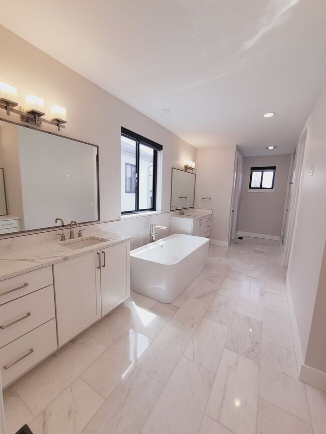 Building Photo - Luxury Downtown Townhome