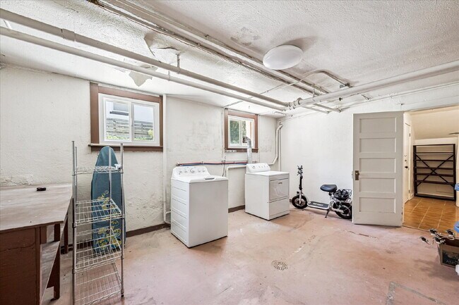 Building Photo - Spacious Comfort in Park Hill – 4-Bed, 2.5...
