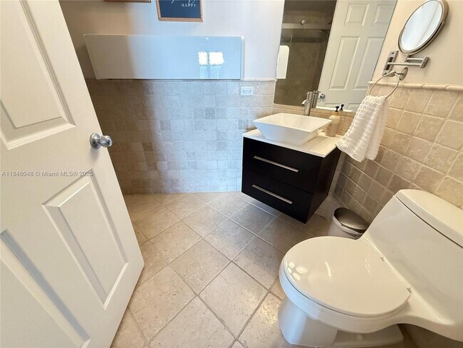 Building Photo - 17145 N Bay Rd