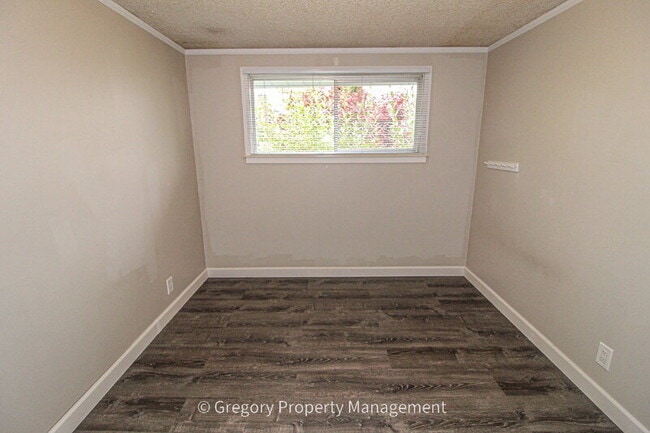 Building Photo - 1202 44th St SE