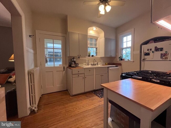 Building Photo - 4036 Roland Ave