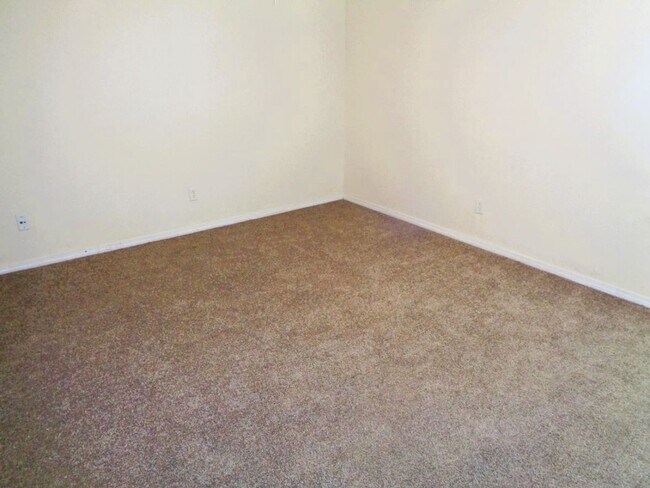 Building Photo - Adorable Single Level Eastside Home With Evaporative Air Located In Quiet Neighborhood