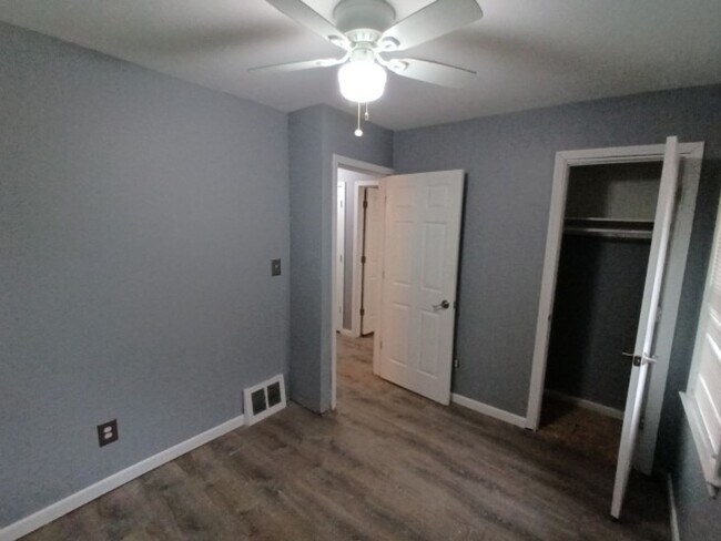 Building Photo - 3 bed/1 bath bungalow - Now Available!