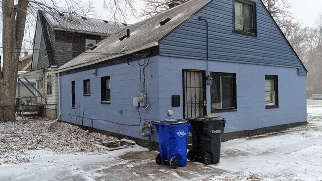 Building Photo - 4 bed, 1 bath bungalow NOW AVAILABLE!