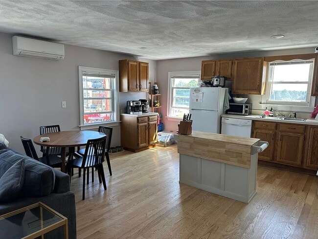 Building Photo - 314 E 8th St