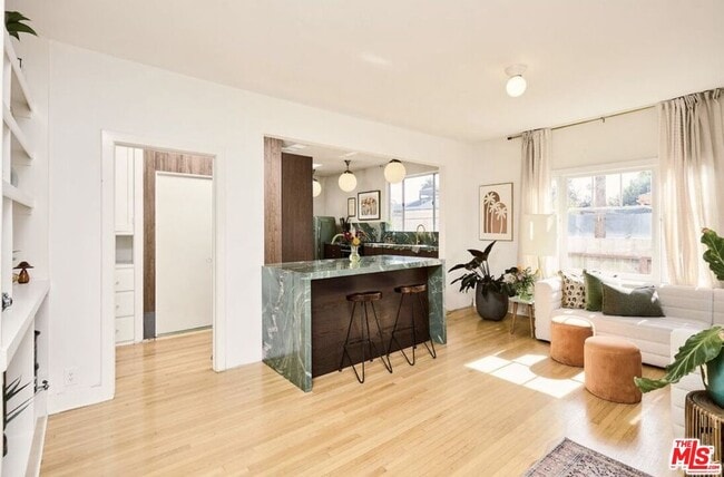 Building Photo - 818 Palms Blvd