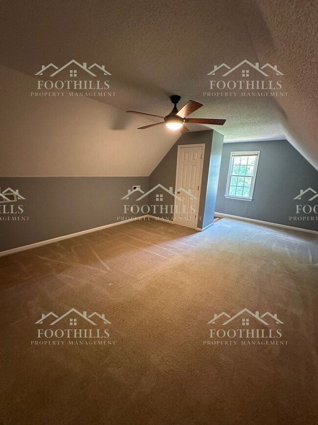Building Photo - Stylish and Spacious 4-Bed Home with Scree...