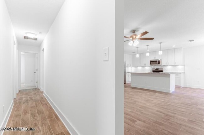 Building Photo - 528 Meteor St