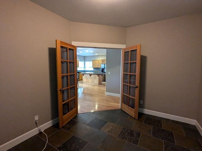 Building Photo - Gorgeous single-level 2x2 with an office\t...