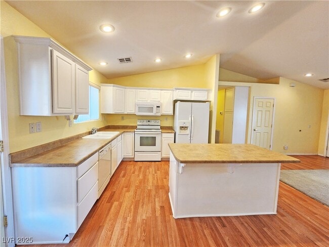 Building Photo - 960 Lone Pine Rd