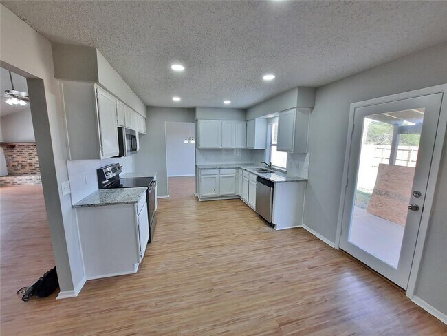 Building Photo - 2646 Winslow Dr