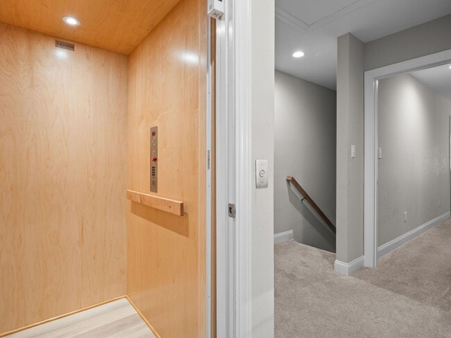 Building Photo - Modern Beaufort Townhome available for Long Term Rental