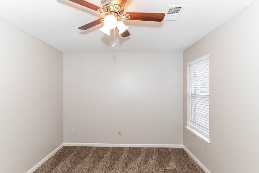 Building Photo - 995 Scofield Dr