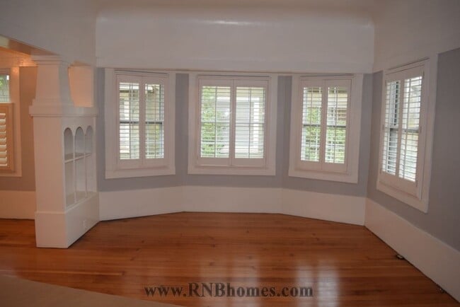 Building Photo - 1121 Dolores Way