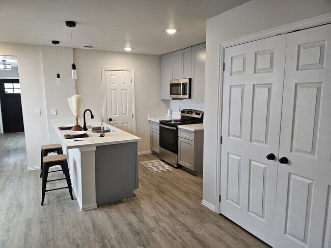 Building Photo - 2207 Anderson St