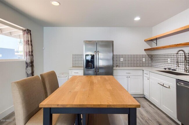 Building Photo - 3140 E Glenrosa Ave