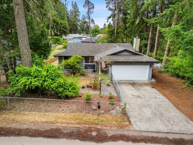 Building Photo - Rambler in Port Orchard with Fenced Yard