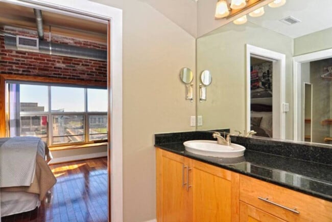 Building Photo - 558 Granby St