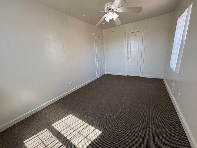 Building Photo - Cozy Hanford Home Available Now!