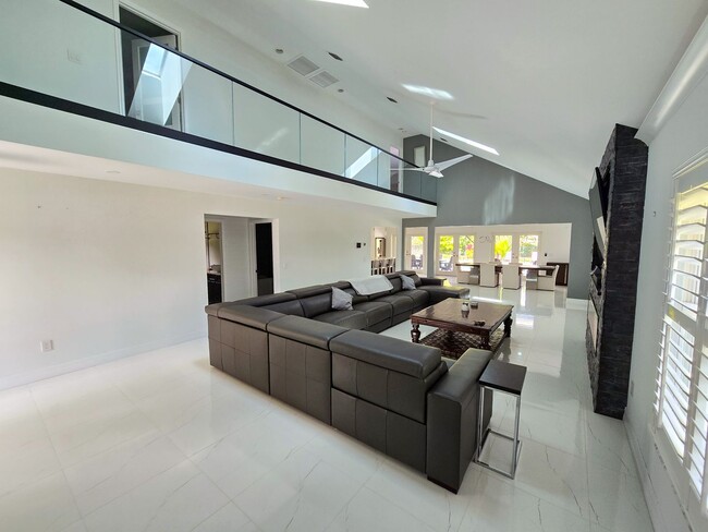 Building Photo - SEASONAL RENTAL - Luxury by the Beach!