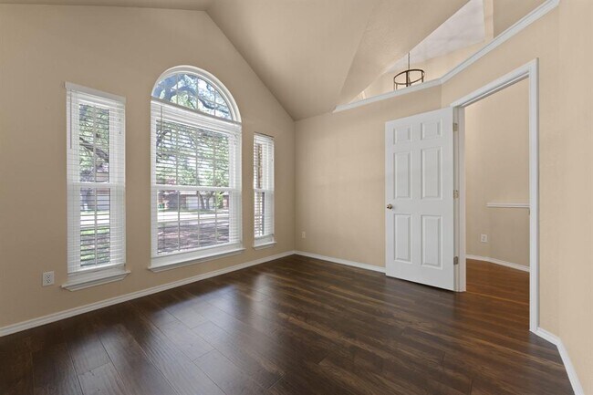 Building Photo - 2104 Lobelia Dr