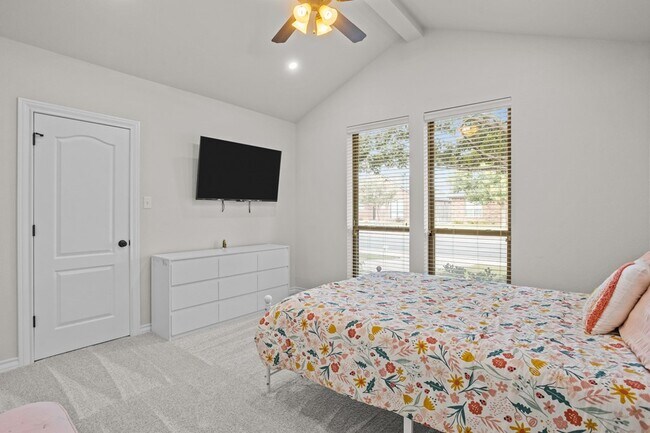 Building Photo - 5903 Sabine Dr