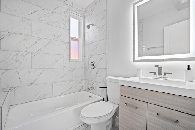 Building Photo - Urban Living: Spacious 2-Bedroom Haven in the Heart of Chicago!