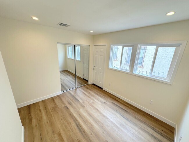 Building Photo - Front Unit, 2bd/1.5 bath with Central A/C and Heat and washer/dryer hookups