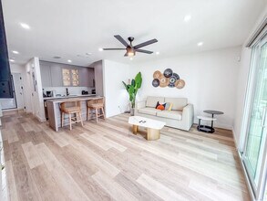 Building Photo - 8115 Thomas Dr