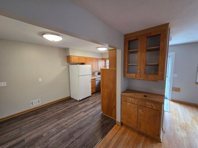 Building Photo - 3 bed 1.5 bath, 1 car garage, with fenced in backyard, newly remodeled!