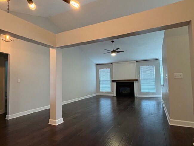 Building Photo - 3 Bed 1 Bathroom Single Family Home Available in Miamisburg*