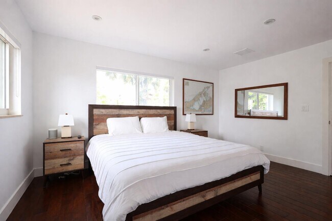 Building Photo - 3018 NE 26th St