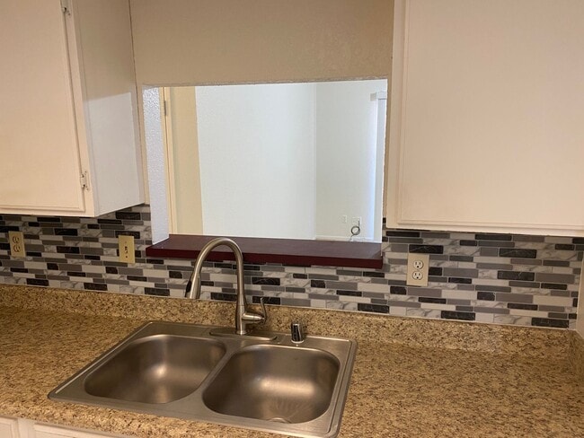 Building Photo - Henderson!!! 4 Bedrooms!! Single Story!! 2 car garage!! Big Back Yard!!! No HOA!! All Appliances!!