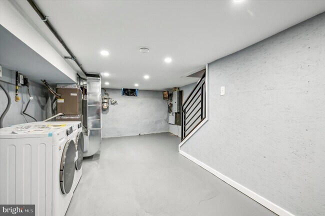 Building Photo - 2033 N Mascher St