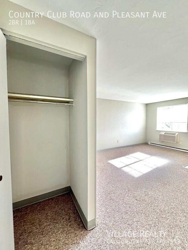 Building Photo - 605 Country Club Rd