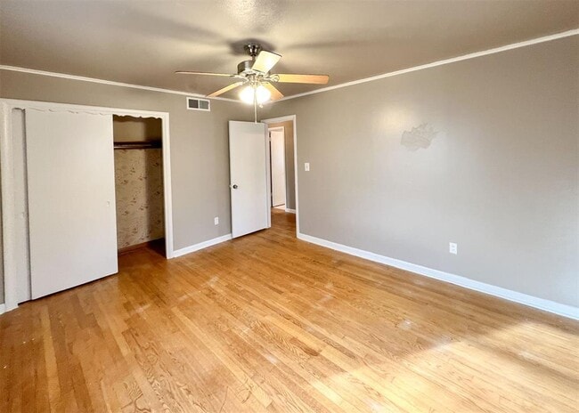 Building Photo - 208 E 14th St