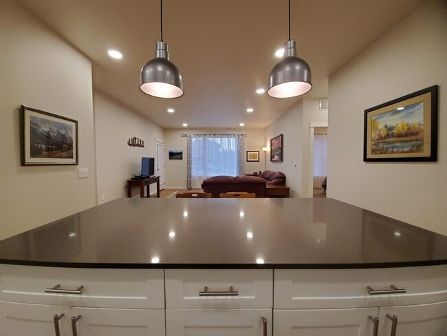 Building Photo - 2222B Willow Dr