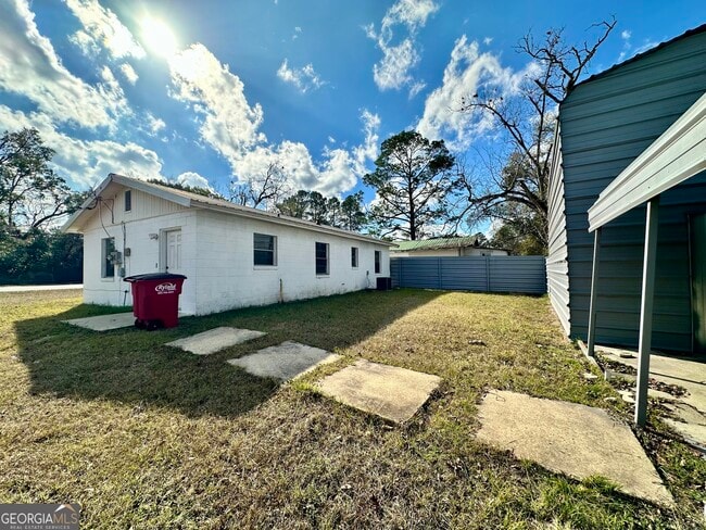 Building Photo - 526 Ware St