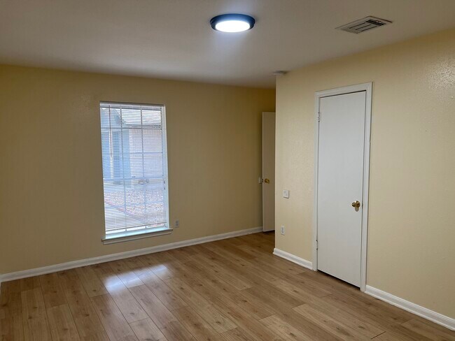 Building Photo - 3314 Kentwood Dr