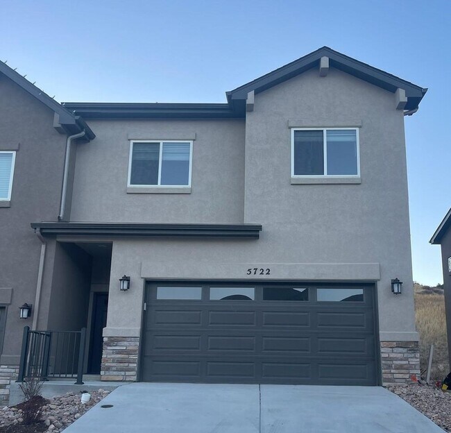 Building Photo - FULLY FURNISHED 3 Bed Luxury End Unit Townhome backs to Nature