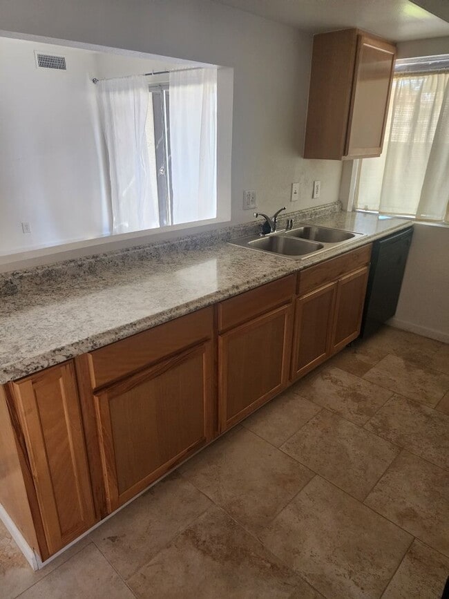 Building Photo - 3 bedroom/ 2 bath condo 1st floor condo