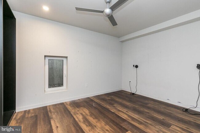 Building Photo - 2328 Memphis St