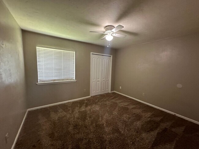Building Photo - Upstairs unit in Pointe East avail NOW!!!