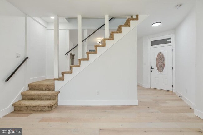 Building Photo - 745 Kenyon St NW