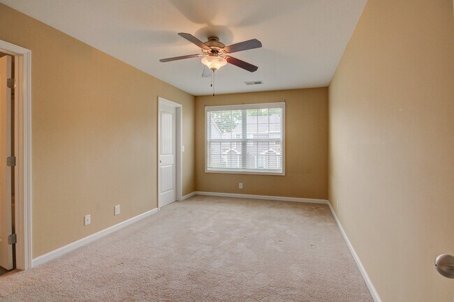 Building Photo - Beautiful Town Home Across From Tennova and Minutes to I-24 With Hardwood Flooring