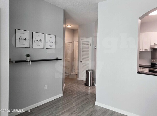 Building Photo - 10550 Baymeadows Rd