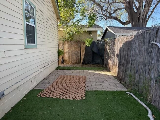 Building Photo - Clean, 2-bedroom, 1-bath rental located off Ventura Ave