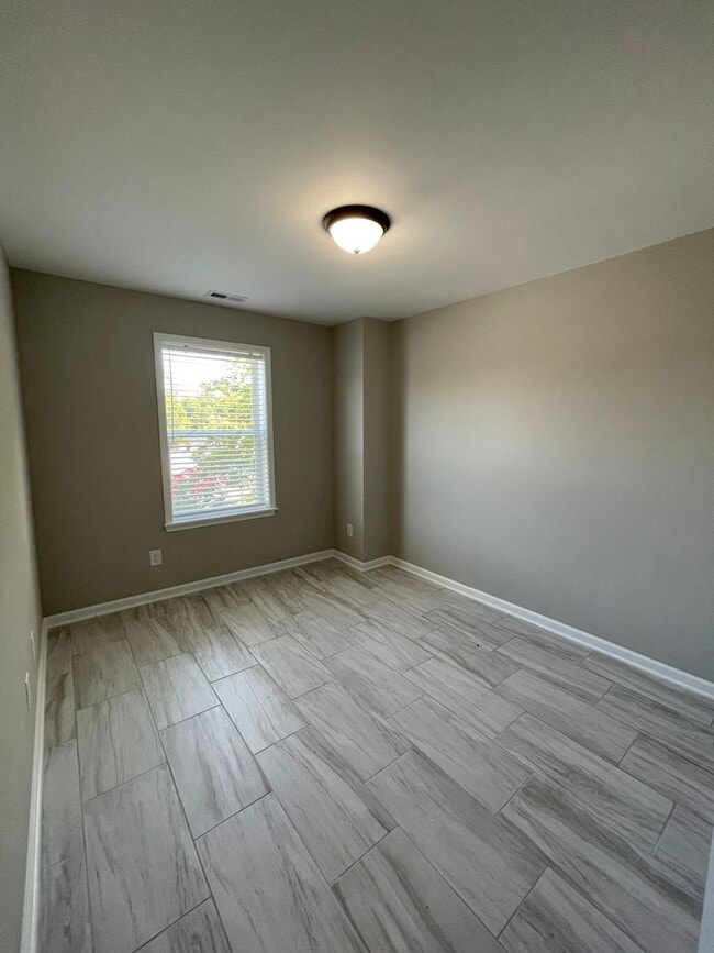 Building Photo - 3 Bedroom 2.5 Bath Townhouse in Columbia! ! Apply-your application fee will be credited to your f...