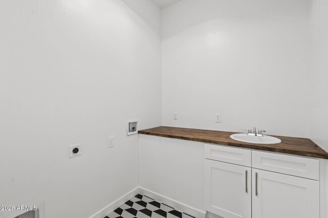 Building Photo - 22926 W La Mirada Dr