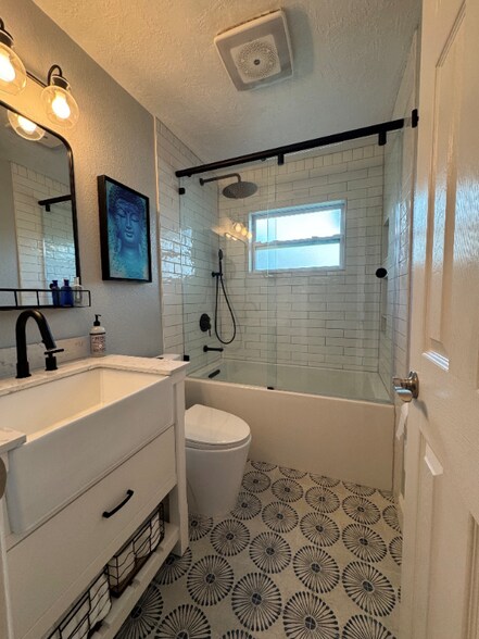 Building Photo - 380 Carrousel Ct